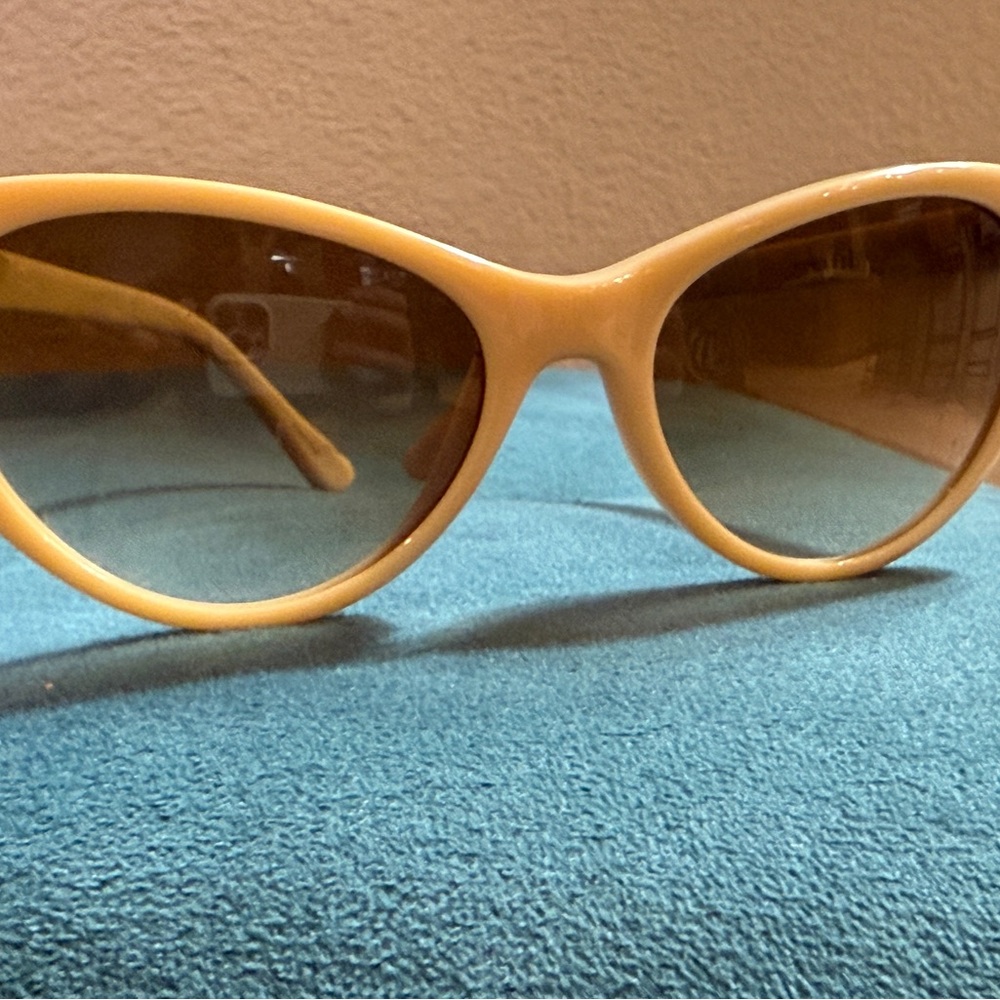 Chic Yellow Sunglasses